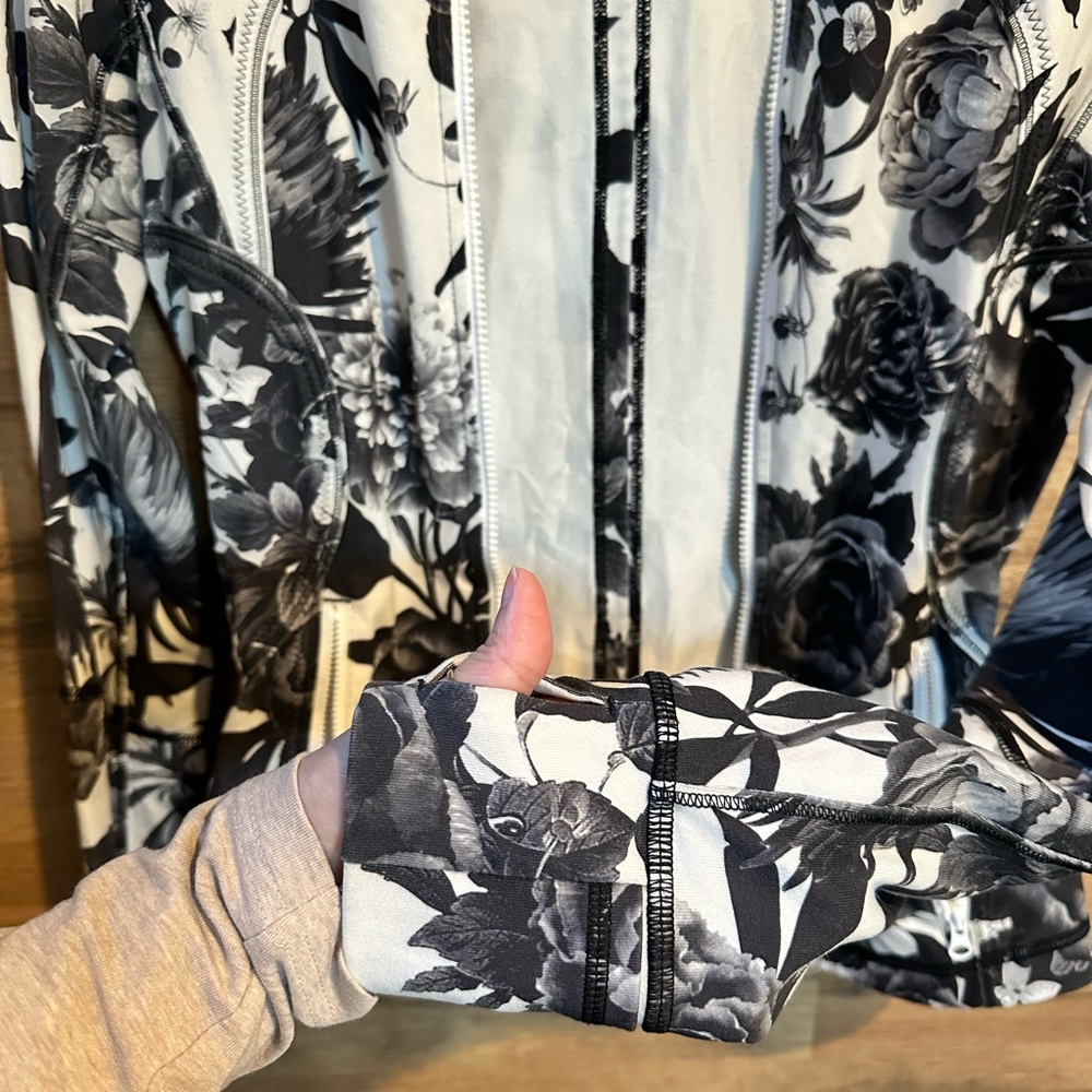 Lululemon Floral Zip-Up Jacket | Size 6 | Black & White | Stylish & Chic - Picture 5 of 6